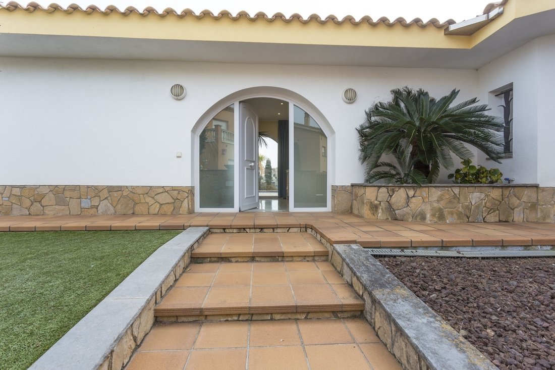 Fantastic House Next To The Canal With Mooring Of In Roses, Catalonia