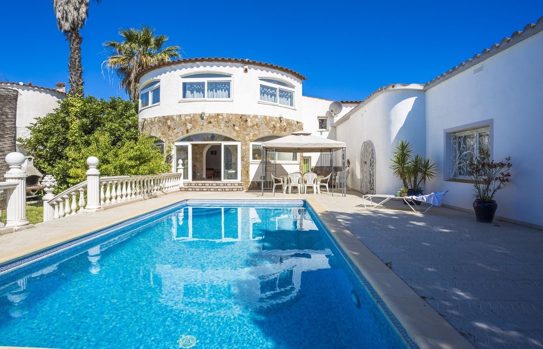 House With Mooring Of 28 Meters In Empuriabrava, Catalonia, Spain For Sale (12683480)