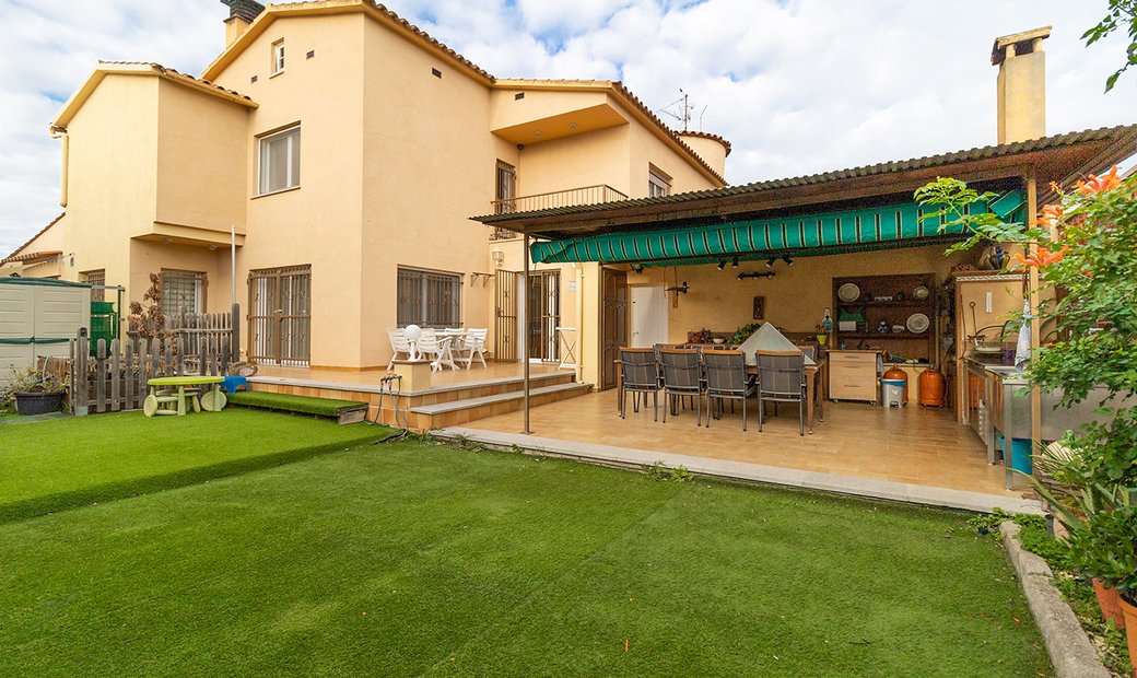 Spacious House With 2 Independent Houses In Empuriabrava, Catalonia, Spain For Sale (12683305)