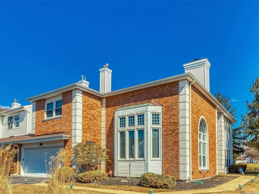Townhouse Commack In Commack, Ny, United States For Sale (12684031)