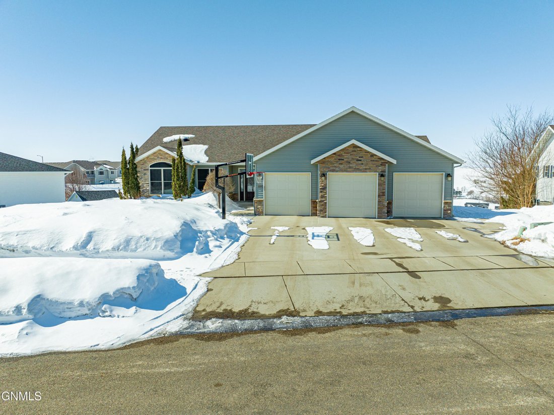 6 Bedrooms Single Family Detached In Mandan, North Dakota, United