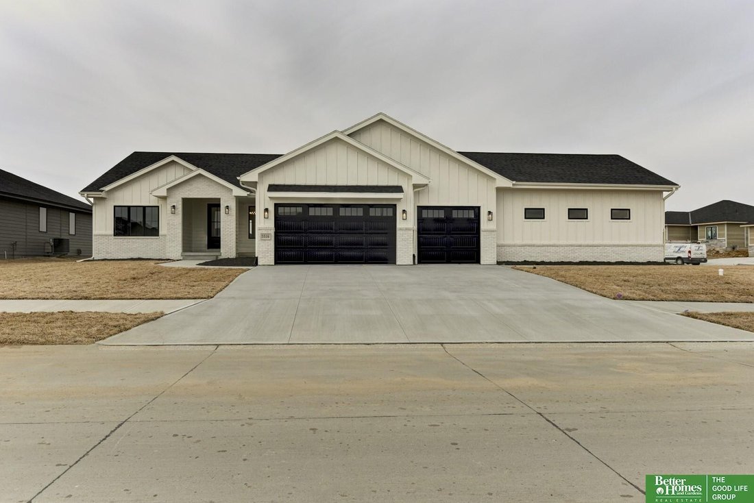 6 Bedrooms Single Family Detached In Omaha, Nebraska, United States For