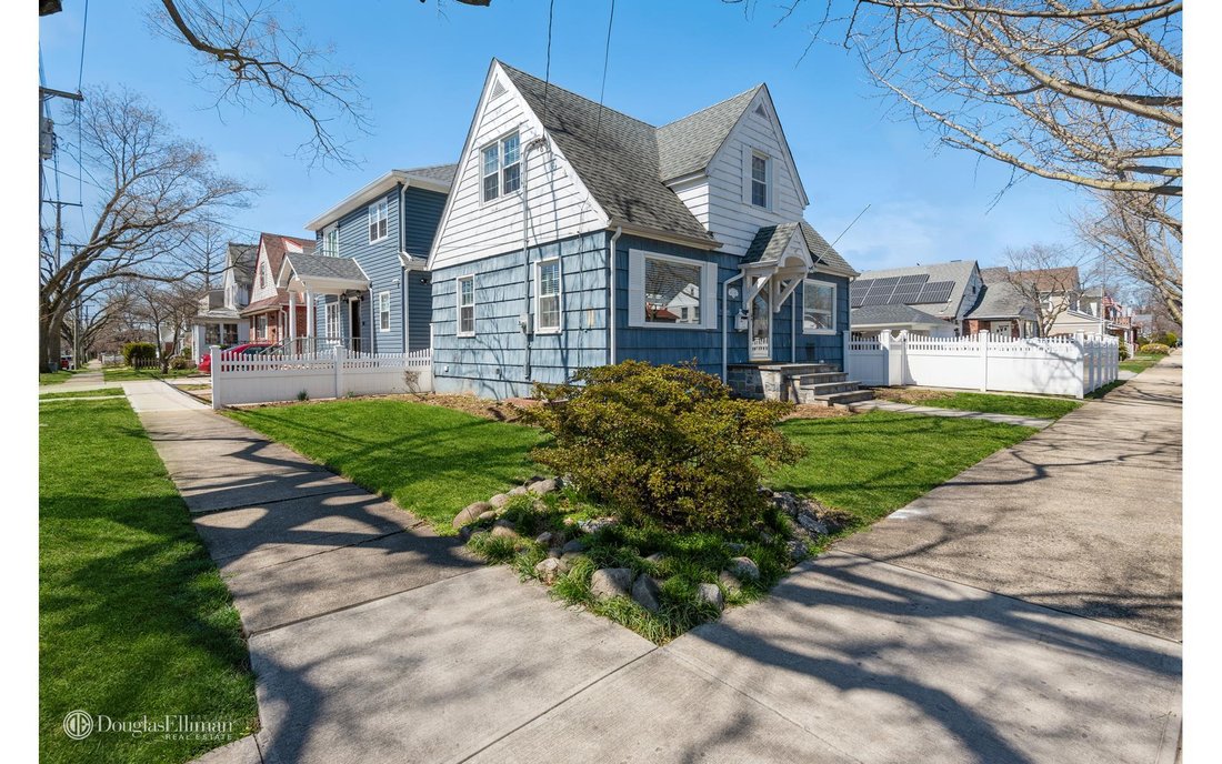 House Floral Park In North New Hyde Park, New York, United States For