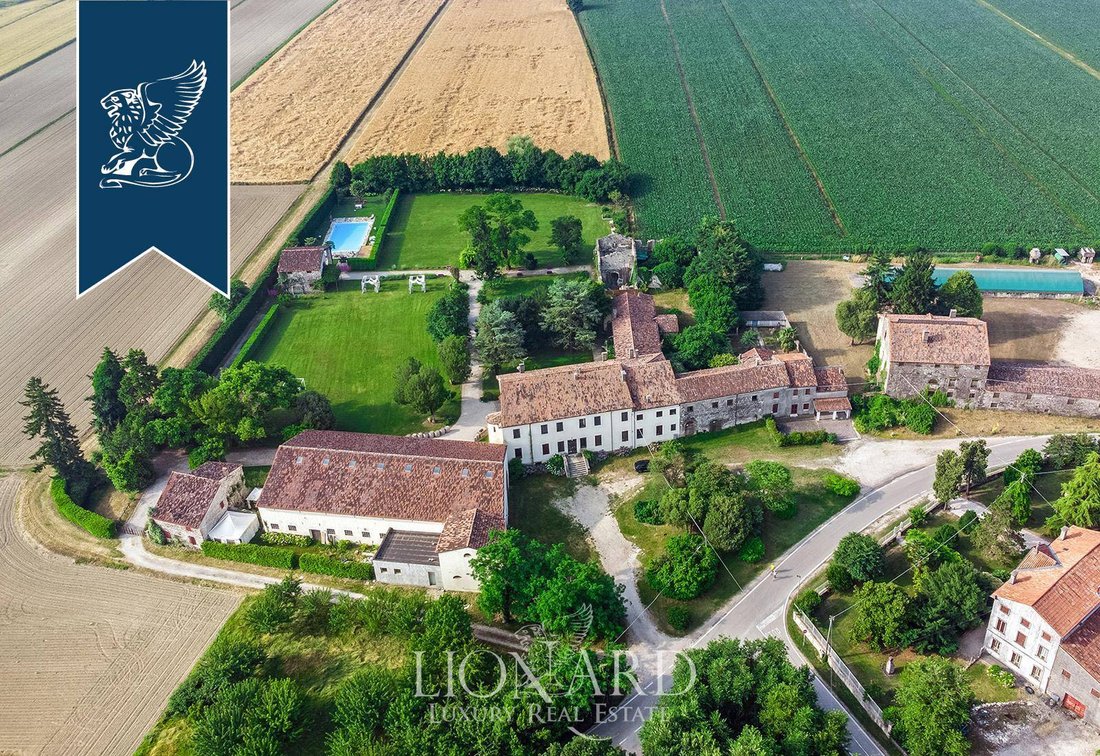 Villa in Barbarano Vicentino, Veneto, Italy 2 - 12689713