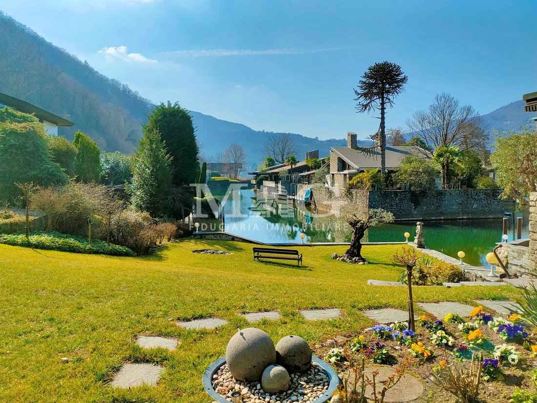 Villa in Caslano, Ticino, Switzerland 1 - 12675652