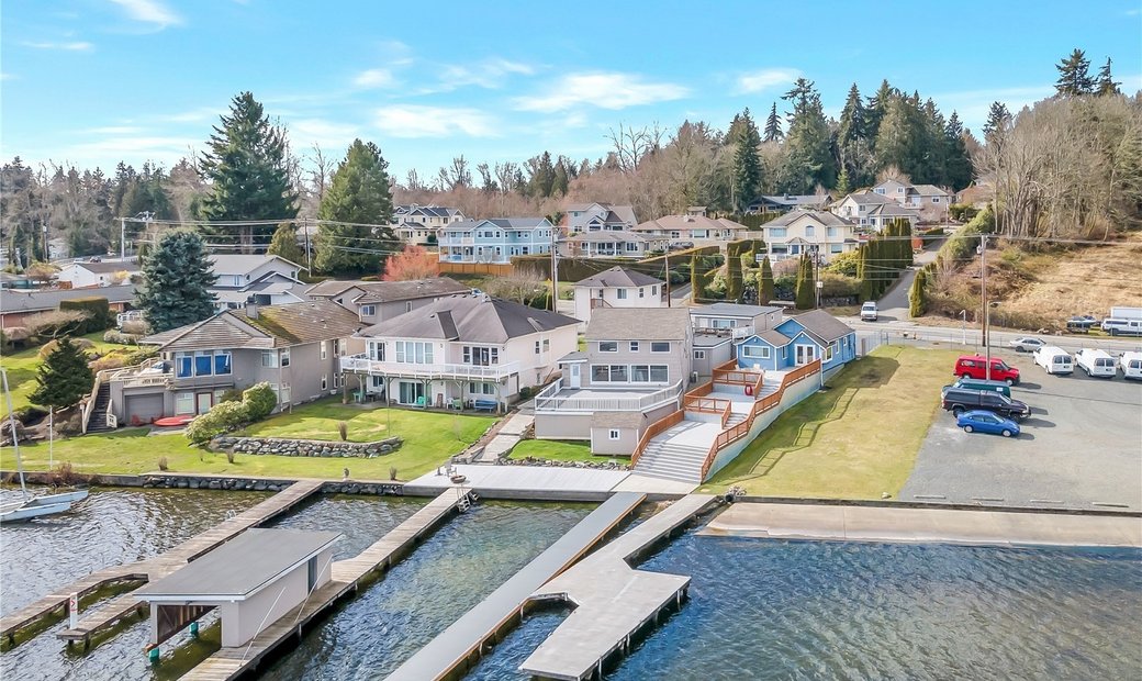 Lake Stevens Low Bank Waterfront In Lake Stevens, Washington, United