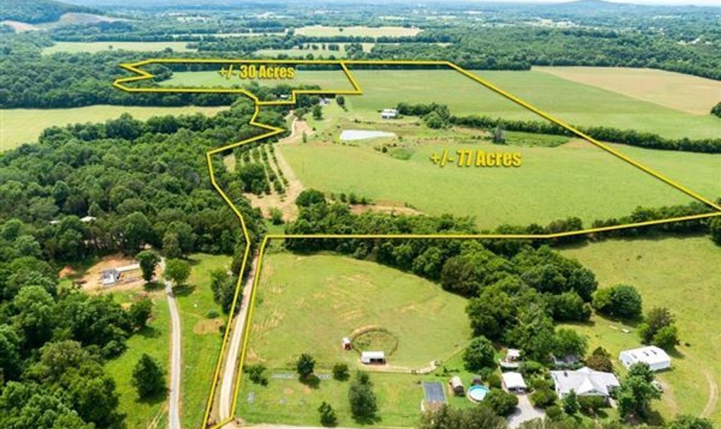 Special Farm Along The Duck River In Wartrace, Tennessee, United States