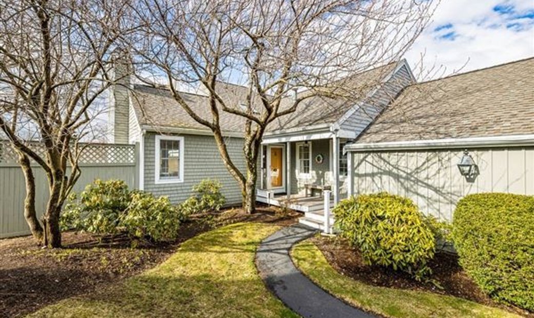 Amazing Renovated End Unit In Hingham, Massachusetts, United States For