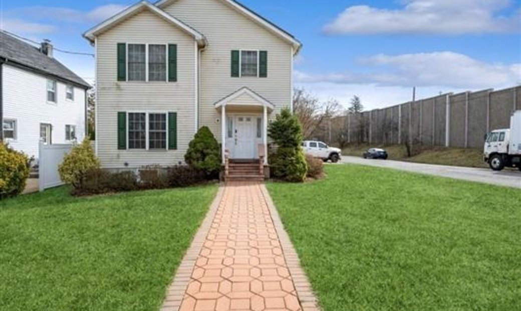 Beautifully Maintained Younger In White Plains, New York, United States For Sale (12695316)