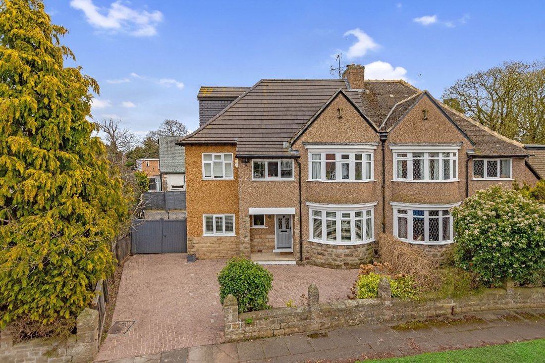 To Woodburn Drive, A Stunning In Darlington, England, United