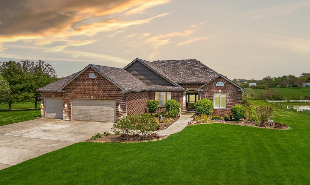 5 Bedrooms Single Family Detached In Crown Point, Indiana, United