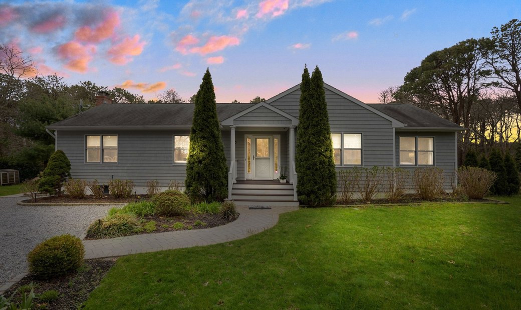 Hamptons Getaway With Pool And Bay In Hampton Bays, New York, United