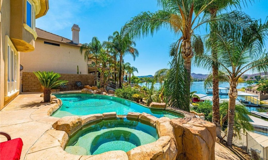 4 Bedrooms Single Family Detached In Canyon Lake, California, United