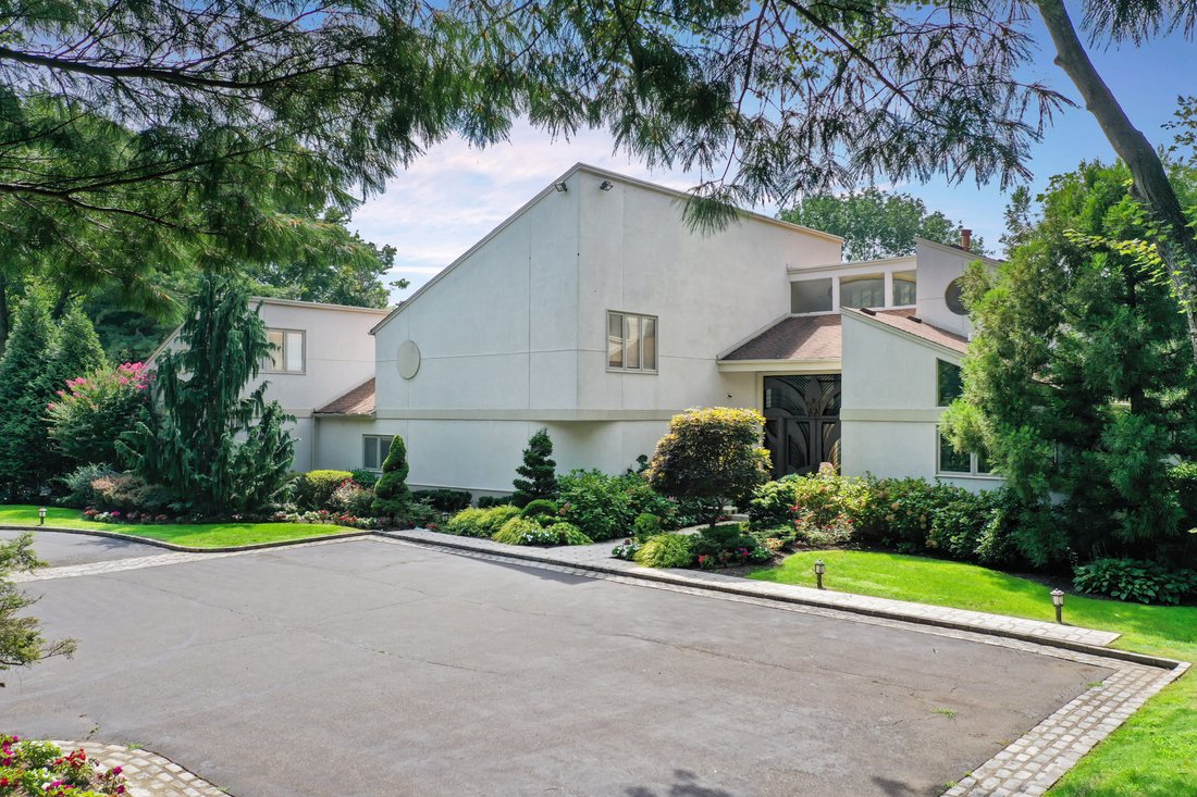 415 Berry Hill Road, Oyster Bay In Oyster Bay Cove, New York, United