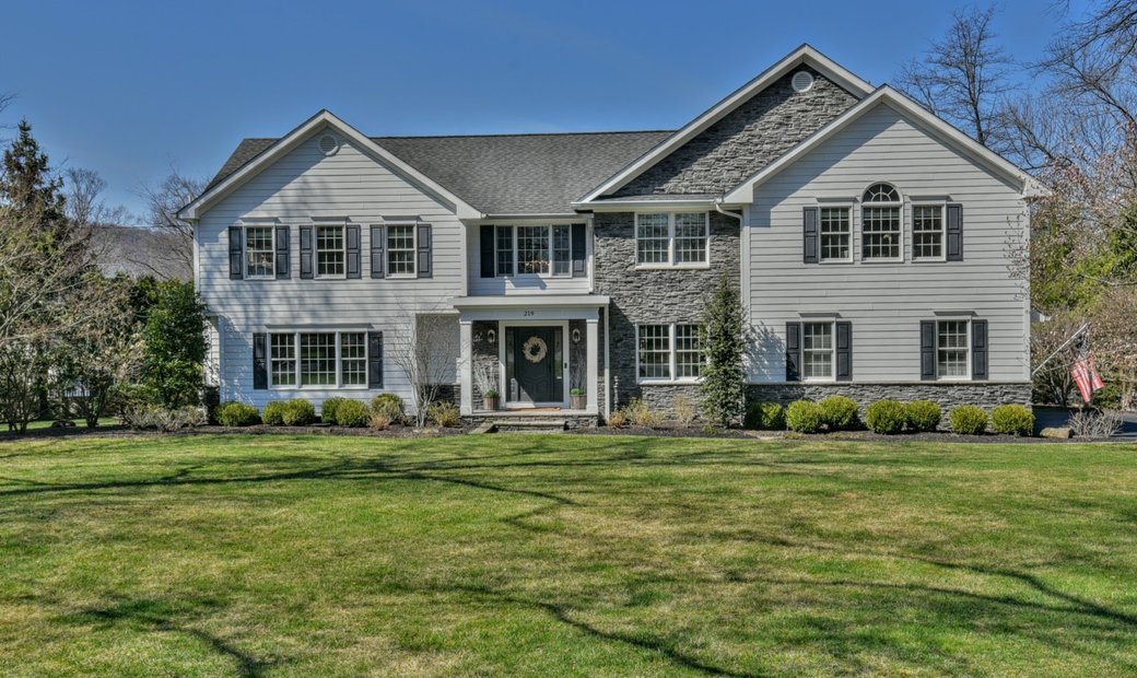 Beautiful Colonial In The Section In Wyckoff, New Jersey