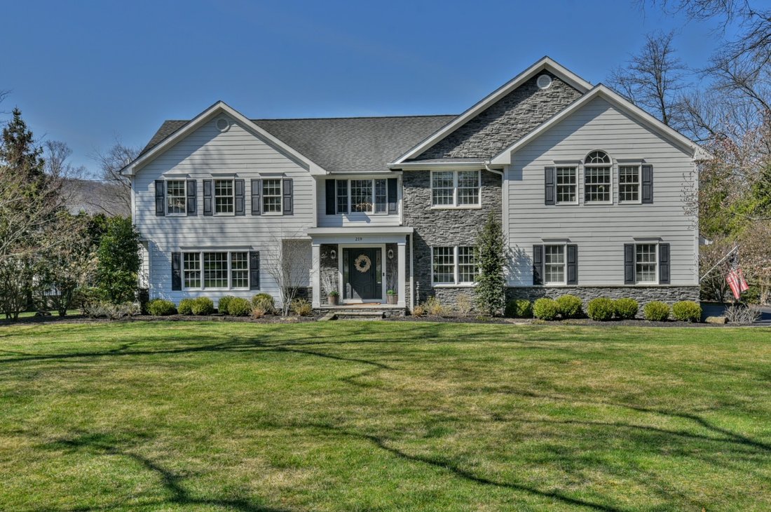Beautiful Colonial In The Section In Wyckoff, New Jersey