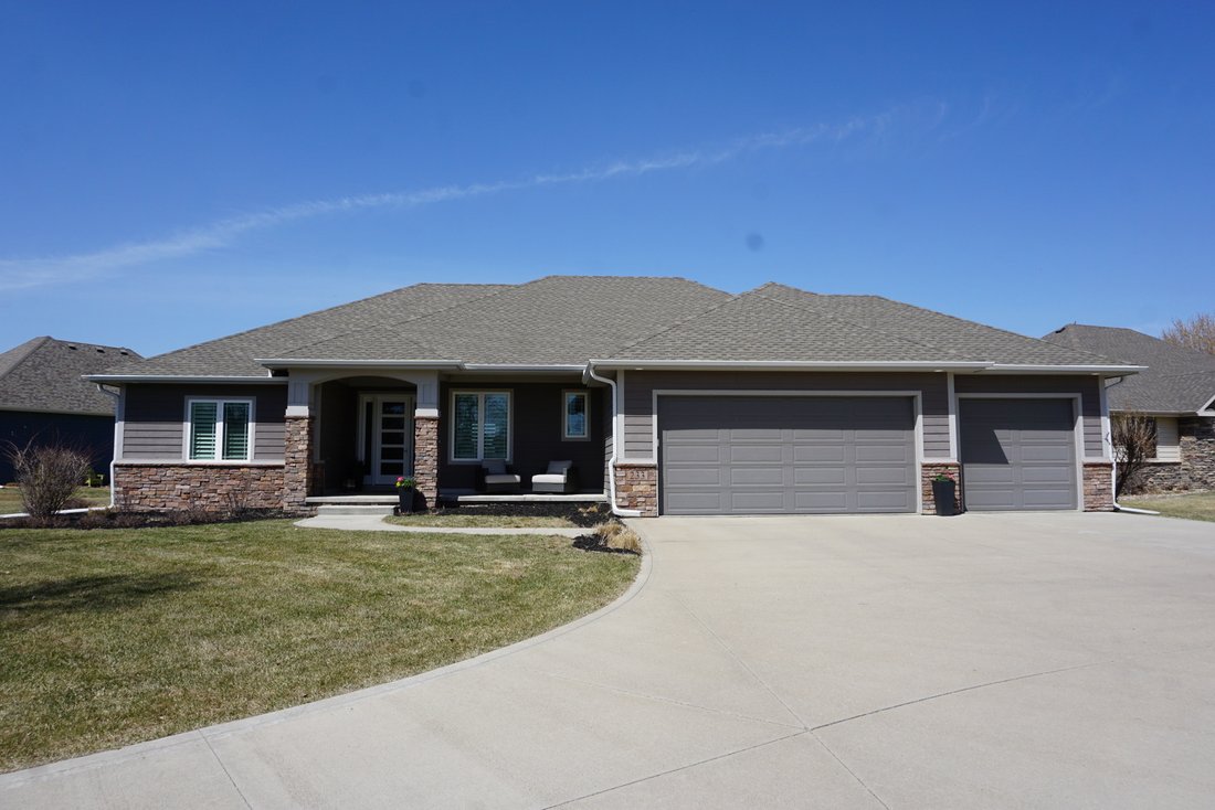 5 Bedrooms Single Family Attached In Dakota Dunes, South Dakota, United