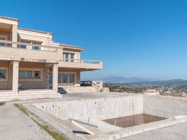 Luxury homes with tennis court for sale in Markopoulo Mesogaias