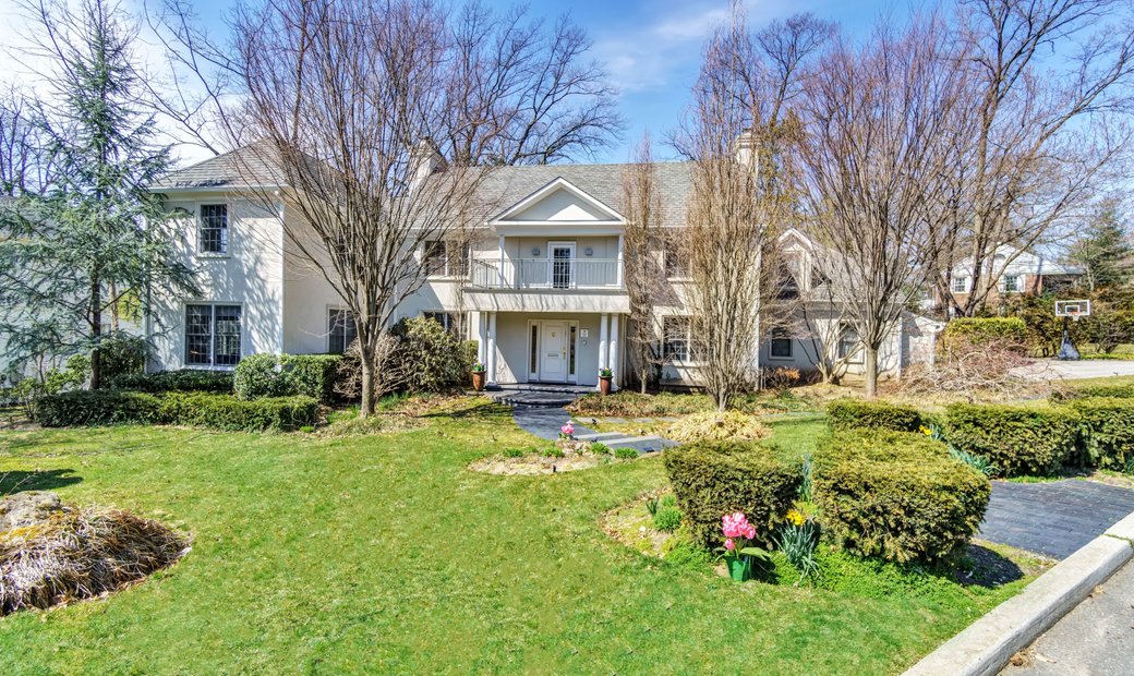 39 Gateway Drive, Great Neck, Ny, 11021 In Great Neck, New York, United