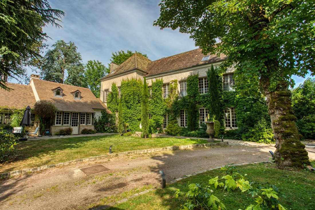 Le Prieuré de Montfort: A Whisper of Versailles in Île-de-France’s Golden Light