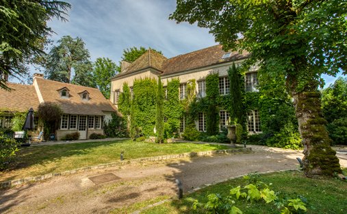 Castle in Montfort-l'Amaury, Ile-de-France, France 1
