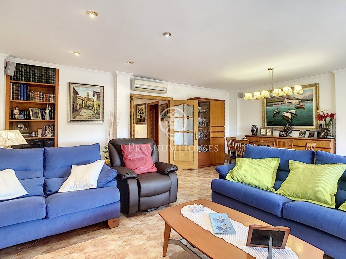 Sale Of House With Commercial Premises And In Pineda De Mar, Catalonia