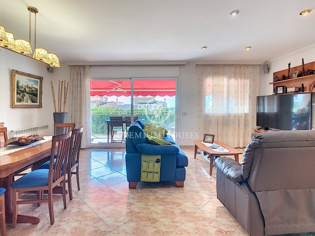 Sale Of House With Commercial Premises And In Pineda De Mar, Catalonia