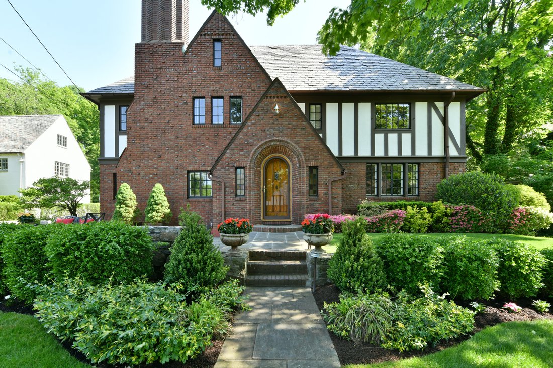 17 Chesterfield Road In Scarsdale, New York, United States For Sale