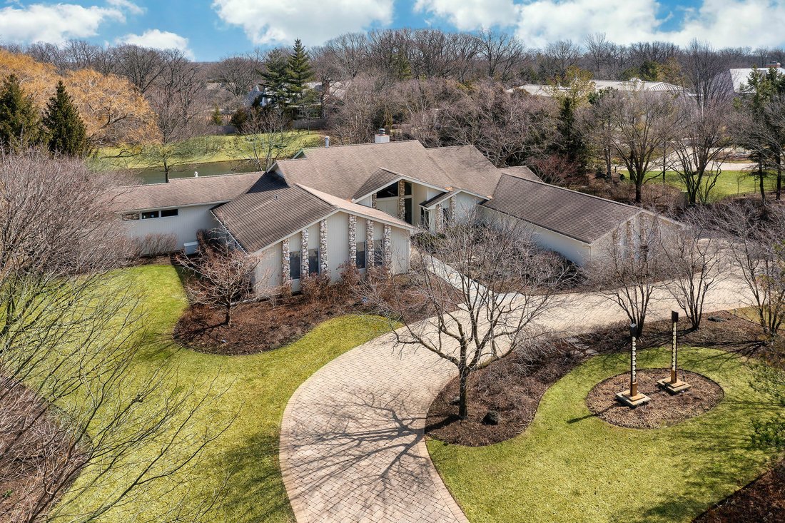 1731 Braeside Lane In Northbrook, Illinois, United States For Sale