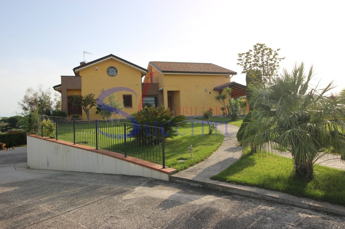 Villa in Tortoreto, Abruzzo, Italy 2 - 12744605