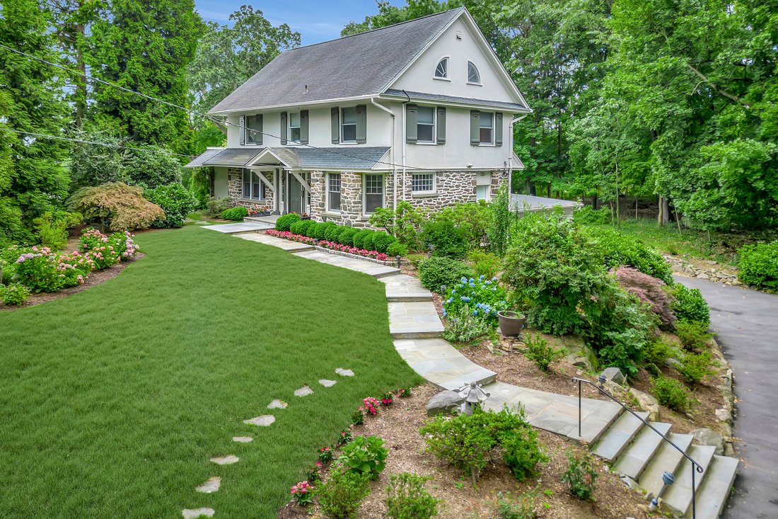 Waterfront Home In Premium Point Park In New Rochelle, New York, United
