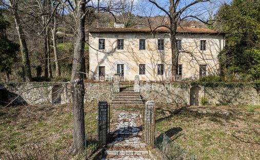 Country House in Pieve di Brancoli, Lucca, Tuscany 1