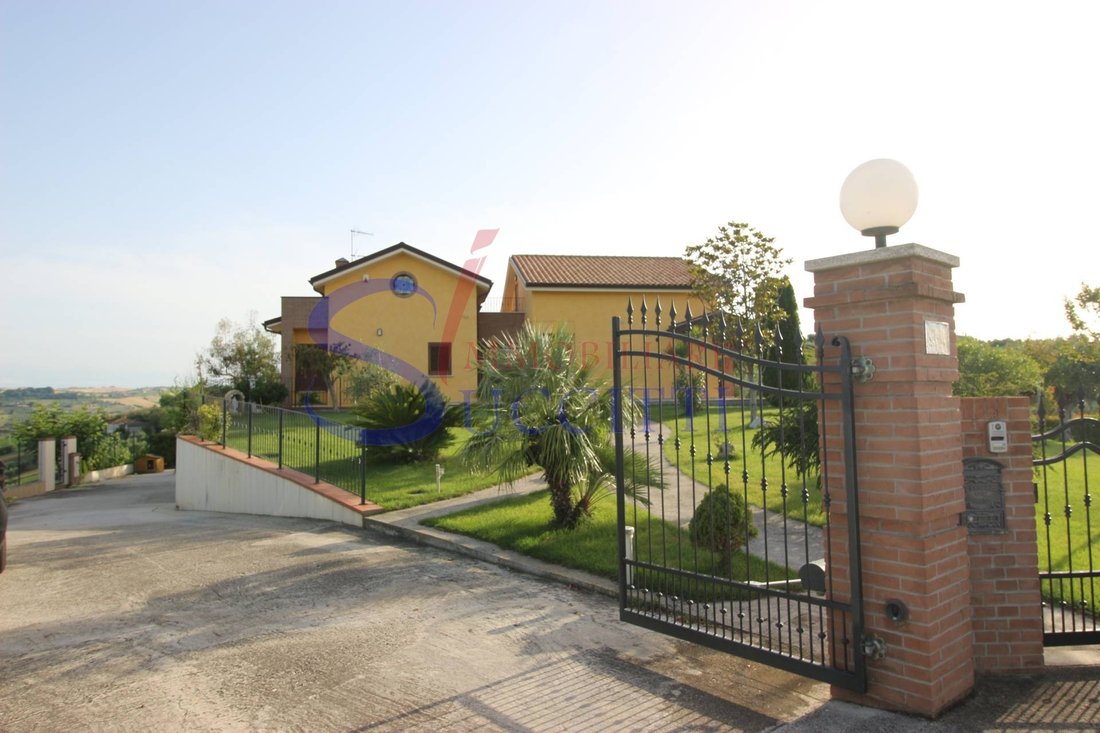 Villa in Tortoreto, Abruzzo, Italy 1 - 12744605