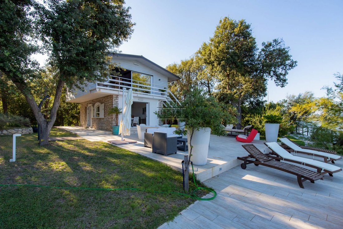 Mansion House For Sale In Sabaudia In Lungomare Di Sabaudia, Lazio