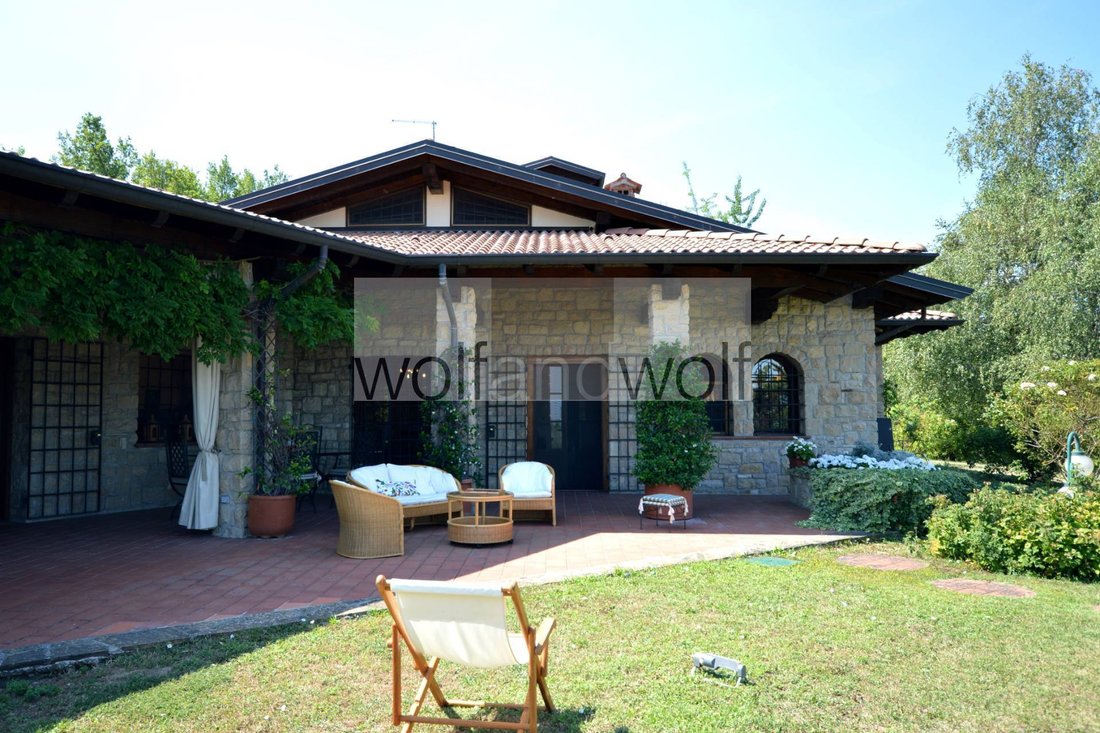 Villa In Vendita A Gazzola, Rezzanello In Emilia Romagna, Italy For