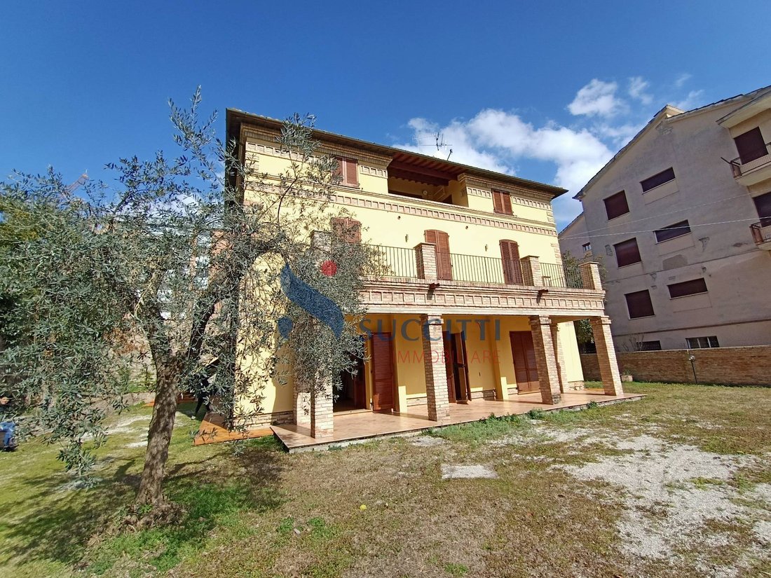 Villa in Center, Teramo, Abruzzo 4 - 12749872
