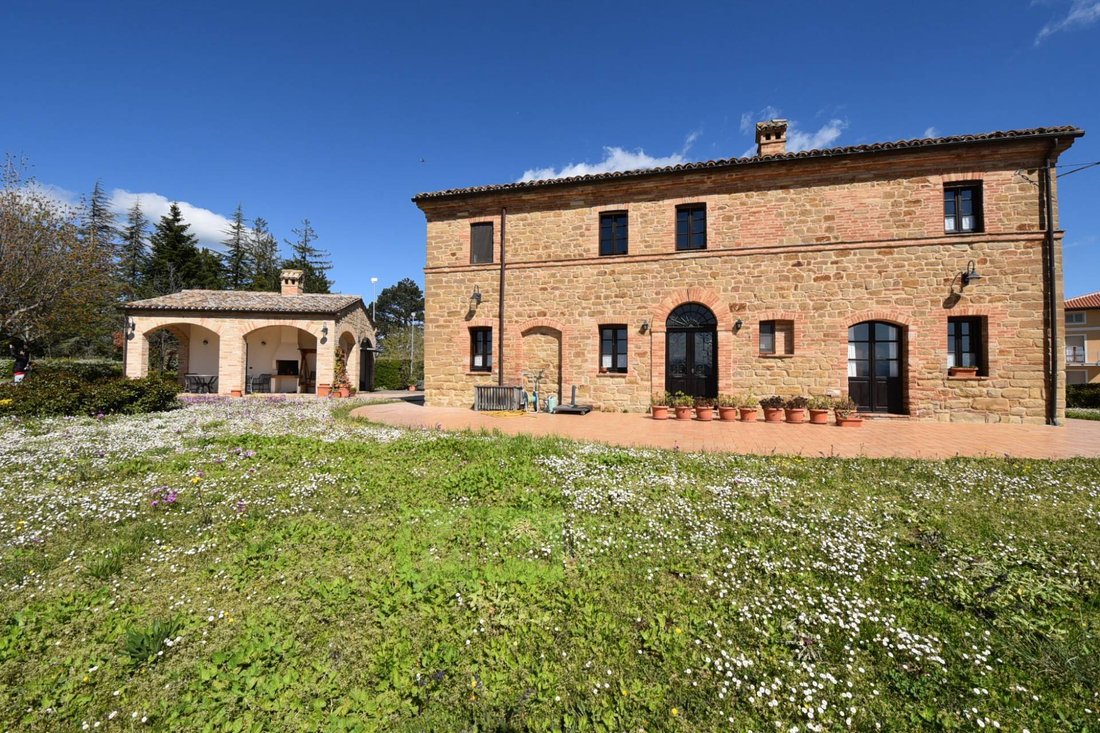 , Farmhouse For Sale In Gualdo, Centro In Gualdo, Marche, Italy For ...