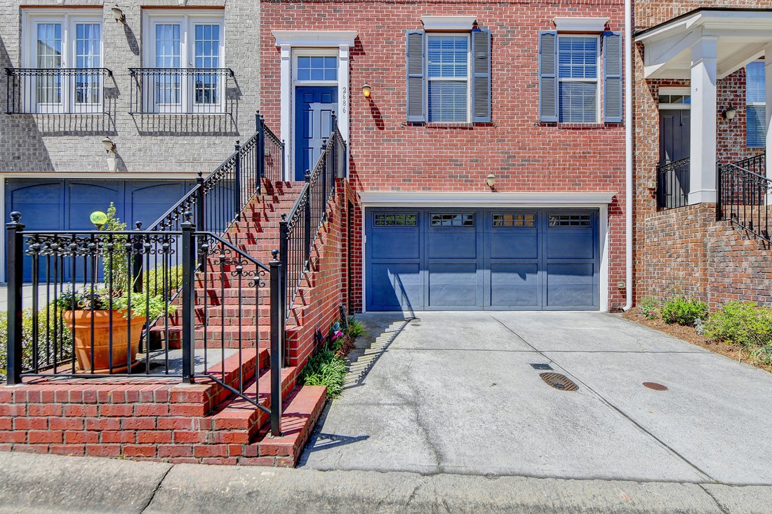 Luxury Three Bedroom Townhome In Brookhaven, United States For