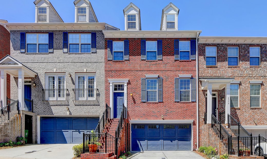 Luxury Three Bedroom Townhome In Brookhaven, United States For