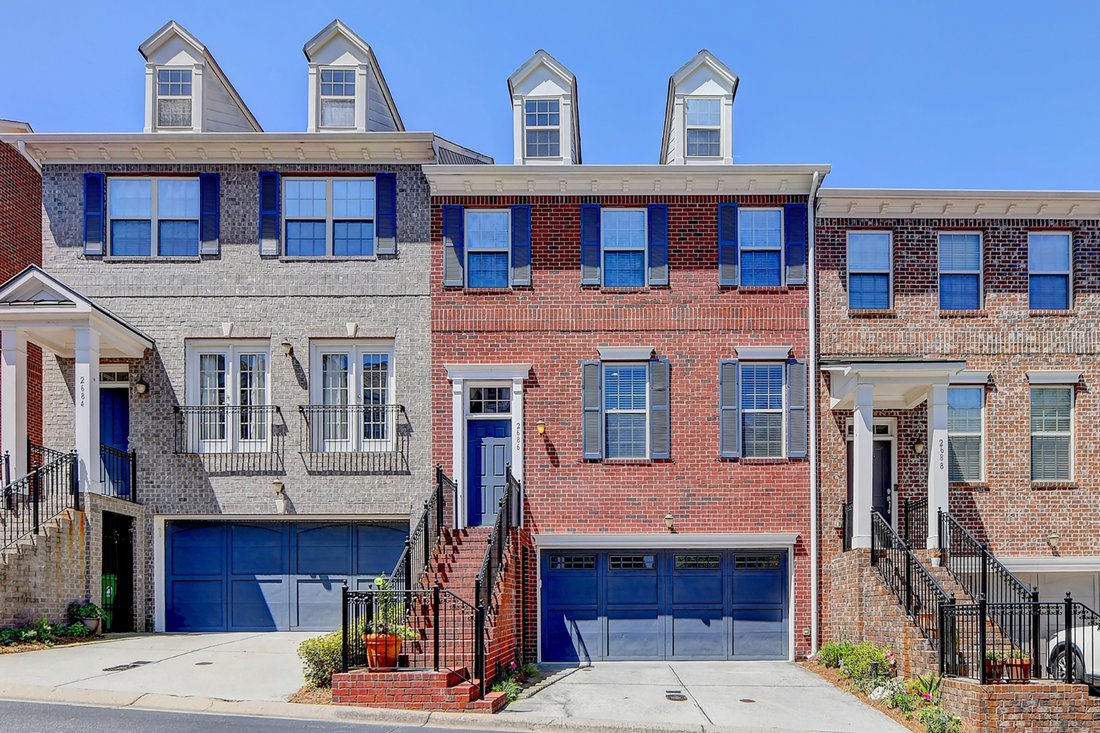 Luxury Three Bedroom Townhome In Brookhaven, United States For