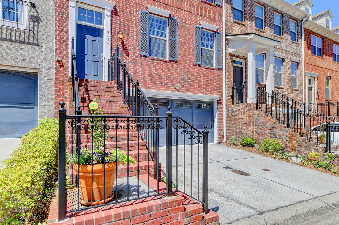 Luxury Three Bedroom Townhome In Brookhaven, United States For