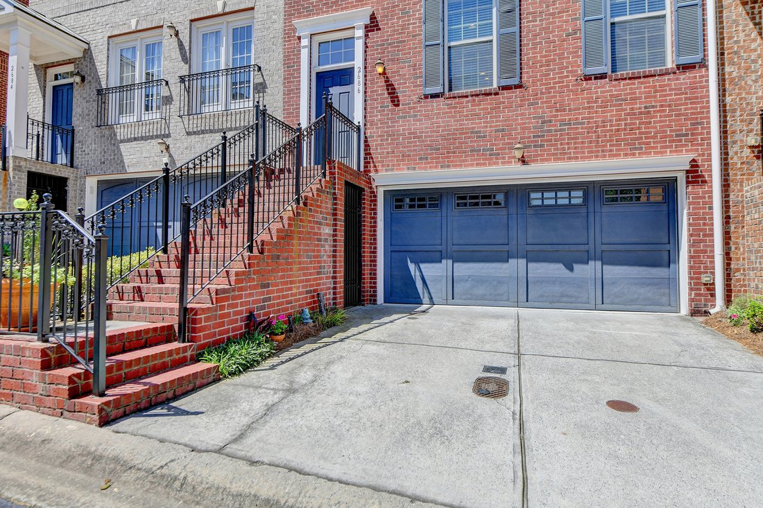 Luxury Three Bedroom Townhome In Brookhaven, United States For