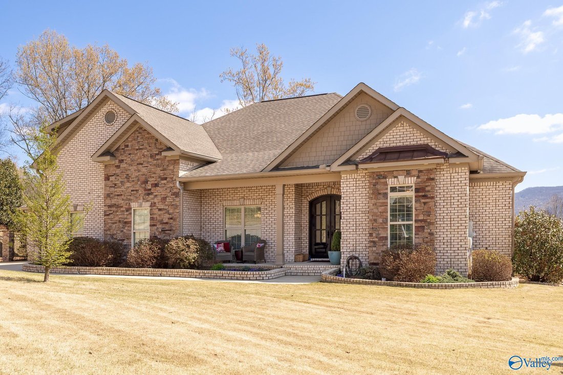 5 Bedrooms Single Family Detached In Gurley, Alabama, United States For