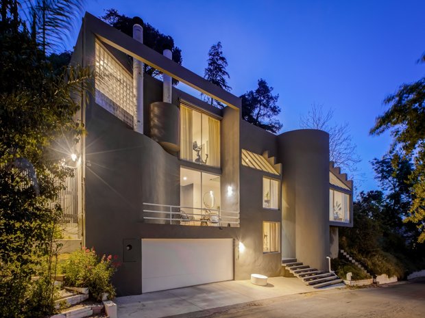 Luxury houses with office for sale in Los Angeles, California | JamesEdition