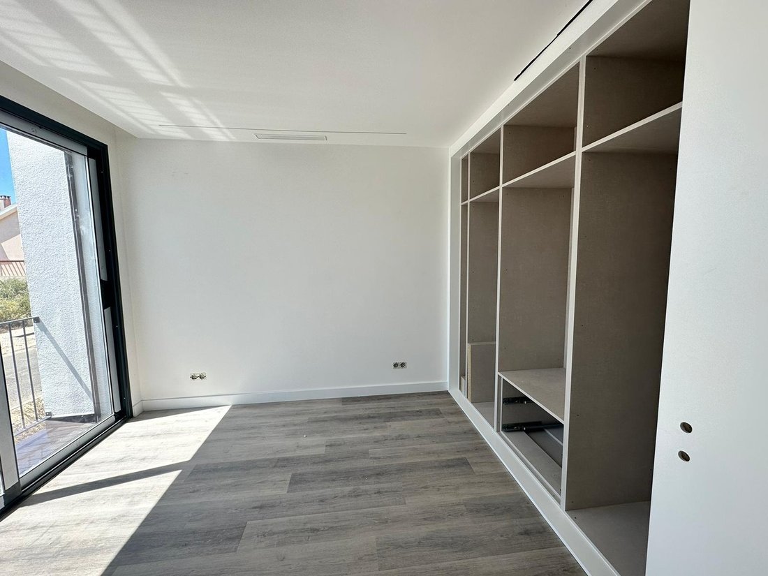 4 Bedroom Villa With 2 Rooms, Garden, Swimming In Carcavelos, Lisbon