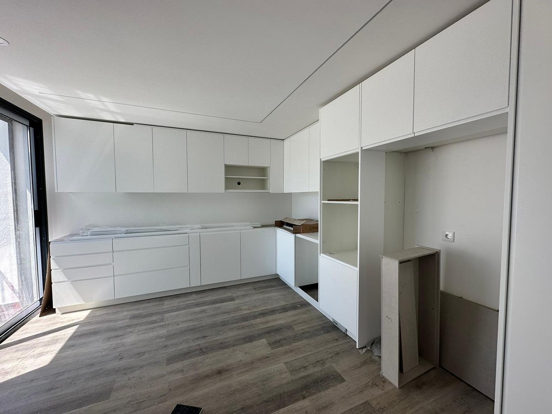 4 Bedroom Villa With 2 Rooms, Garden, Swimming In Carcavelos, Lisbon