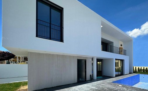 House in Carcavelos e Parede, Lisbon, Portugal 1
