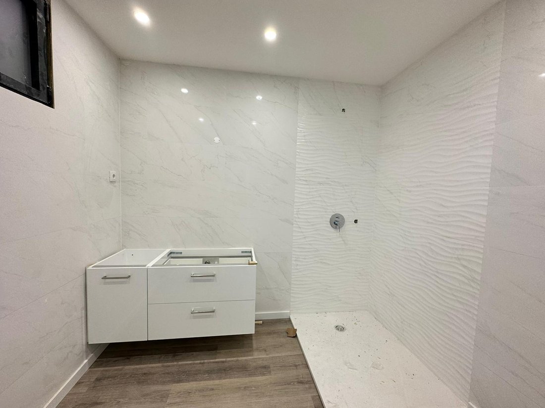 4 Bedroom Villa With 2 Rooms, Garden, Swimming In Carcavelos, Lisbon