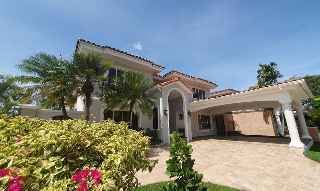 Beautiful House In Costa Bay, With Large Garden In Panama City, Panama