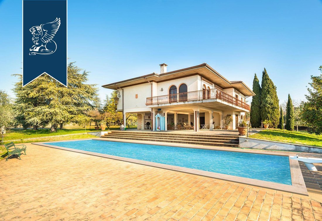 Stunning Property With A Big Park And Pool In In Verona, Italy